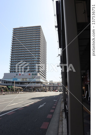 位於堺市堺區堺東站前,堺市政府前的高層公寓大樓 位於堺市堺區堺東站前,堺市政府前的高層公寓大樓 137536751