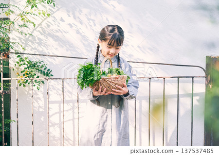 女孩在花園裡拿著蔬菜 137537485