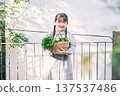 女孩在花園裡拿著蔬菜 137537486