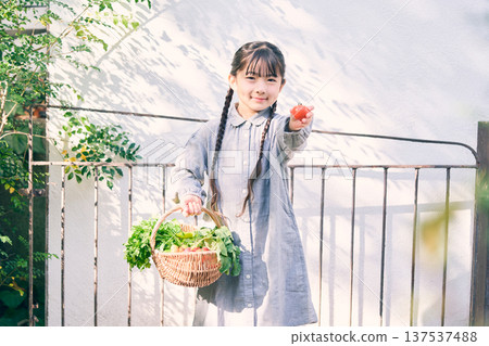 Girl holding vegetables in the garden 137537488