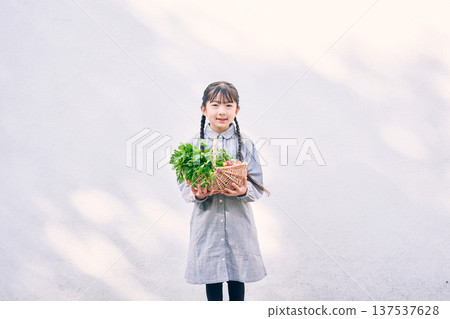 女孩在花園裡拿著蔬菜 137537628