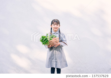女孩在花園裡拿著蔬菜 137537629