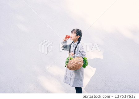 女孩在花園裡拿著蔬菜 137537632