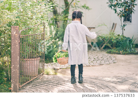 花園裡女孩的背影 137537633