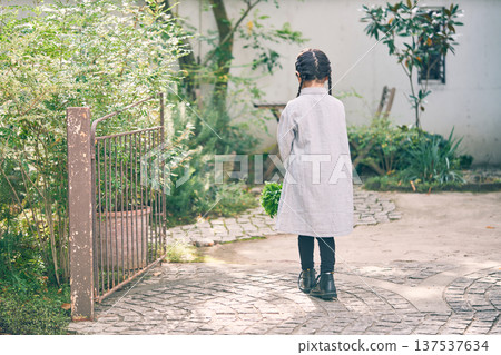 花園裡女孩的背影 137537634