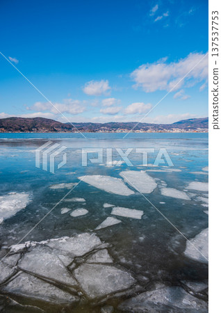 Ice formations on Lake Suwa 137537753