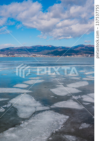 Ice formations on Lake Suwa 137537755