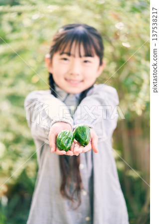 女孩在花園裡拿著蔬菜 137538217