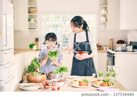 在廚房做飯的父母 137538489