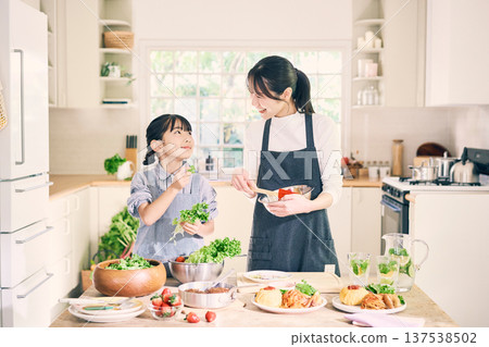 在廚房做飯的父母 137538502