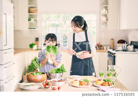Parents who cook in the kitchen 137538505