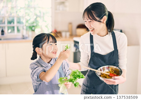 在廚房做飯的父母 在廚房做飯的父母 137538509