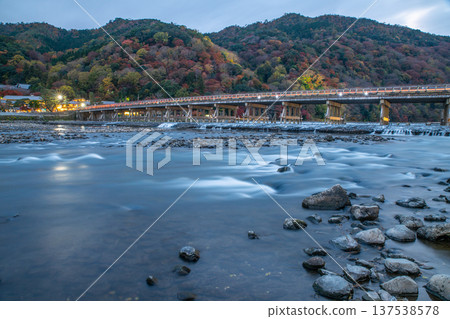 秋日黃昏的嵐山渡月橋 137538578