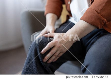 Older man clutching his painful knee in discomfort, showing joint inflammation and possible arthritis or injury, highlighting age-related leg pain and mobility issues Older man clutching his painful knee in discomfort, showing joint inflammation and possible arthritis or injury, highlighting age-related leg pain and mobility issues 137538584