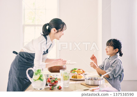 父母準備飯菜 父母準備飯菜 137538590