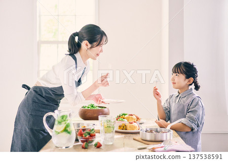 父母準備飯菜 137538591