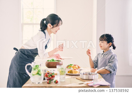 父母準備飯菜 137538592