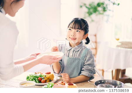 女孩幫忙準備餐食 女孩幫忙準備餐食 137538659