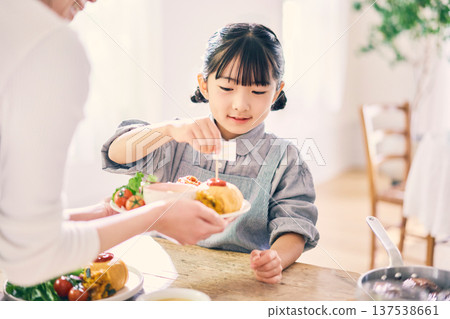 女孩幫忙準備餐食 女孩幫忙準備餐食 137538661