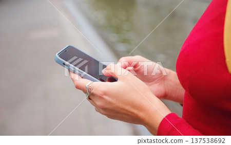 Tourist woman in Frankfurt uses smartphone, Tourist woman in Frankfurt uses smartphone, 137538692