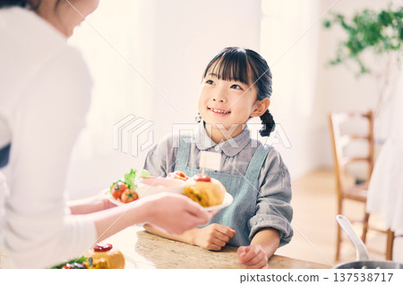 女孩幫忙準備餐食 女孩幫忙準備餐食 137538717