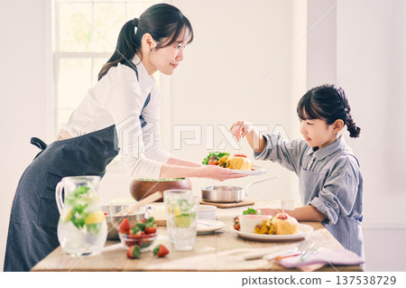 父母準備飯菜 父母準備飯菜 137538729