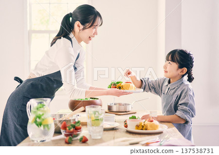 父母準備飯菜 137538731