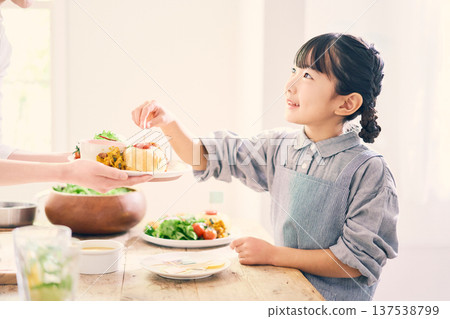 女孩幫忙準備飯菜 女孩幫忙準備飯菜 137538799