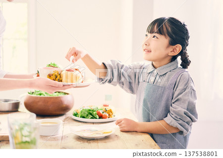 女孩幫忙準備飯菜 137538801