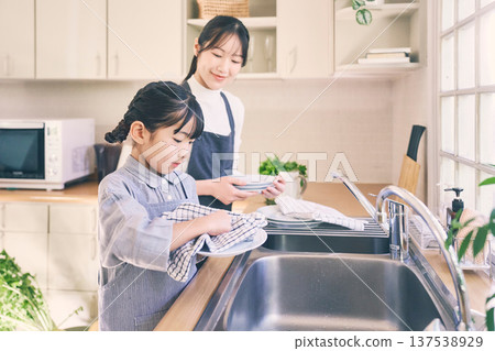 父母與孩子一起收拾碗筷 父母與孩子一起收拾碗筷 137538929