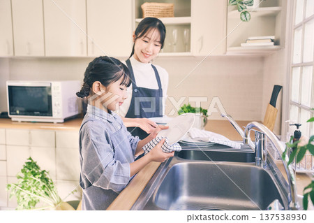 父母與孩子一起收拾碗筷 137538930