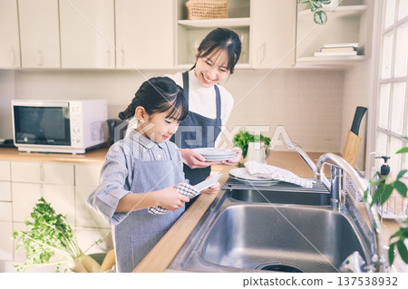 父母與孩子一起收拾碗筷 父母與孩子一起收拾碗筷 137538932