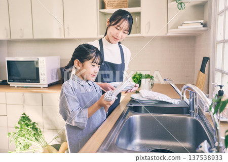 父母與孩子一起收拾碗筷 137538933