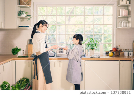 父母與孩子一起收拾碗筷 137538951