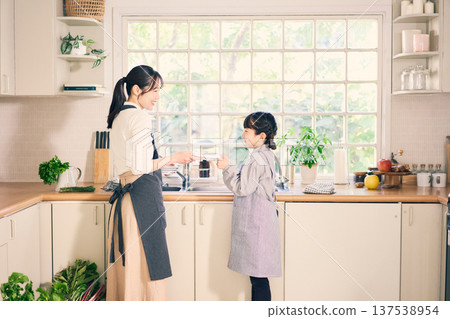 Parents and children tidying up the dishes Parents and children tidying up the dishes 137538954