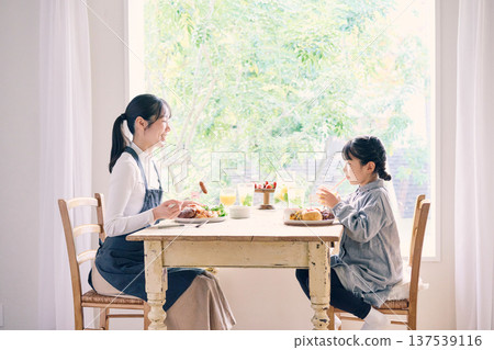 吃飯的父母 137539116