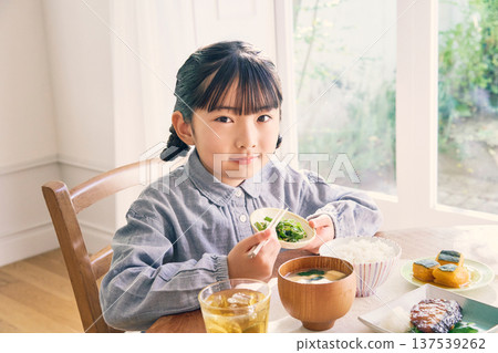 女孩在家吃早餐 女孩在家吃早餐 137539262