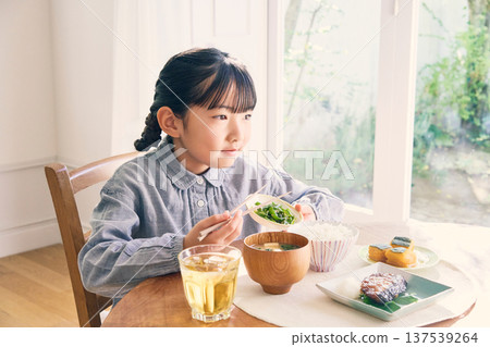 女孩在家吃早餐 女孩在家吃早餐 137539264