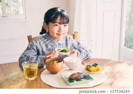 女孩在家吃早餐 女孩在家吃早餐 137539265