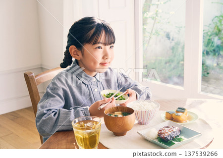 女孩在家吃早餐 137539266