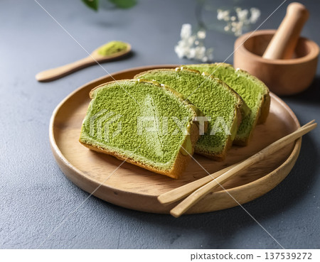 抹茶麵包 | 日本烘焙原料，盛於木盤中 137539272