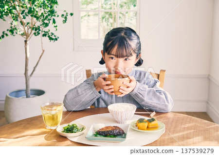 女孩在家吃早餐 女孩在家吃早餐 137539279