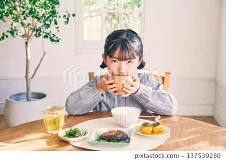 女孩在家吃早餐 女孩在家吃早餐 137539280