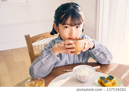 女孩在家吃早餐 137539282