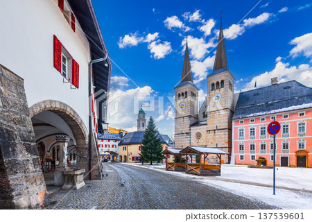 Berchtesgaden, Germany. Schlossplatz and Neugotischer Brunnen fountain, Bavaria. 137539601