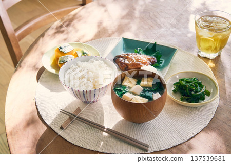 美味的日式早餐 美味的日式早餐 137539681