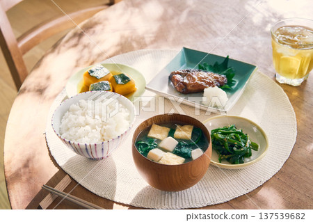 美味的日式早餐 137539682