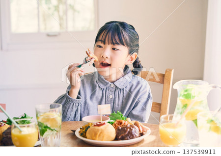 A girl who eats 137539911