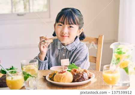 一個吃的女孩 137539912