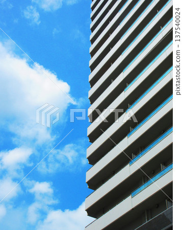 摩天大樓和藍天的城市景觀 137540024